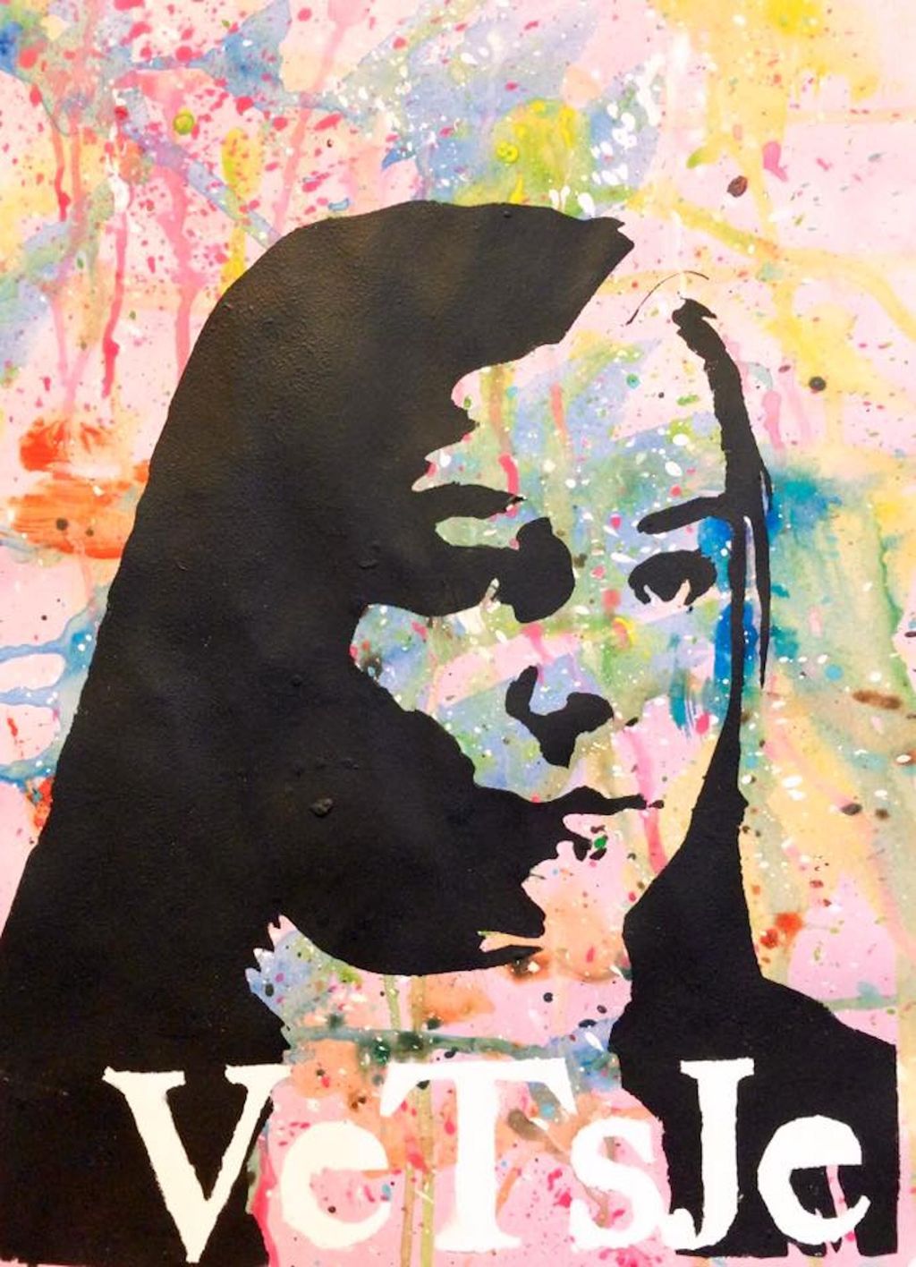 Foto av et sjablongtrykk. Et portrett i svart er trykt på en fargerik, malt bakgrunn. Nederst står bokstavene v, e, t, s, j, og e med stor hvit skrift.