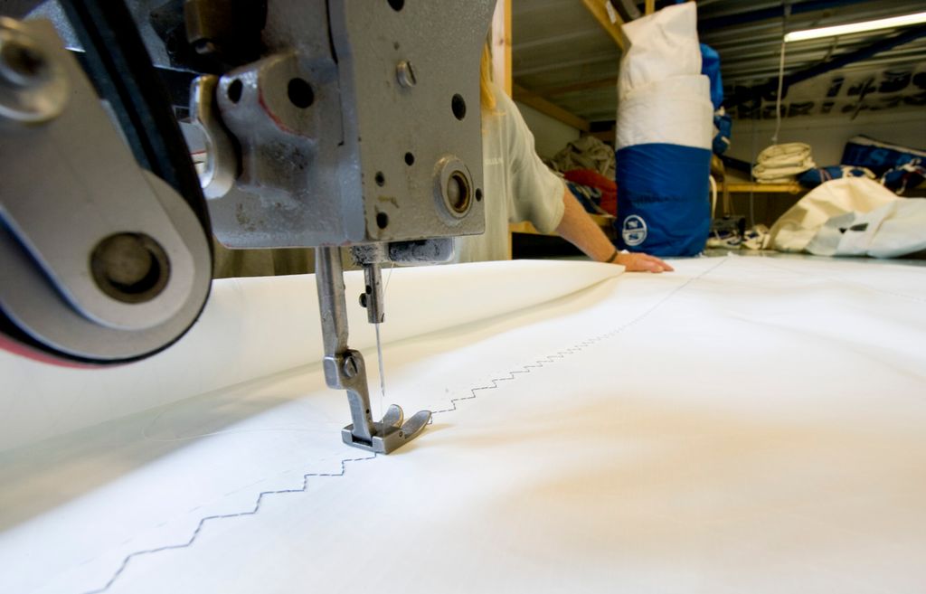 Et seil sys med en industrisymaskin. Foto.