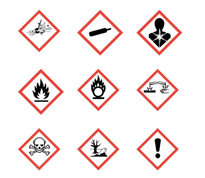 Ni røde kvadrater på høykant med symboler som indikerer farer. Symbolene er eksplosjon, gassflaske, skade inni kroppen, understreket flamme, understreket flamme med bokstaven o, dråper har etsende virkning på overflate og hånd, dødninghode, dødt tre og død fisk og utropstegn. Illustrasjon.