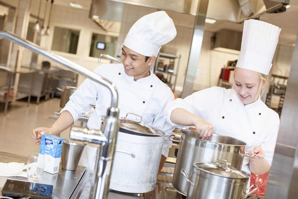 To kokker arbeider på kjøkkenet. Foto.