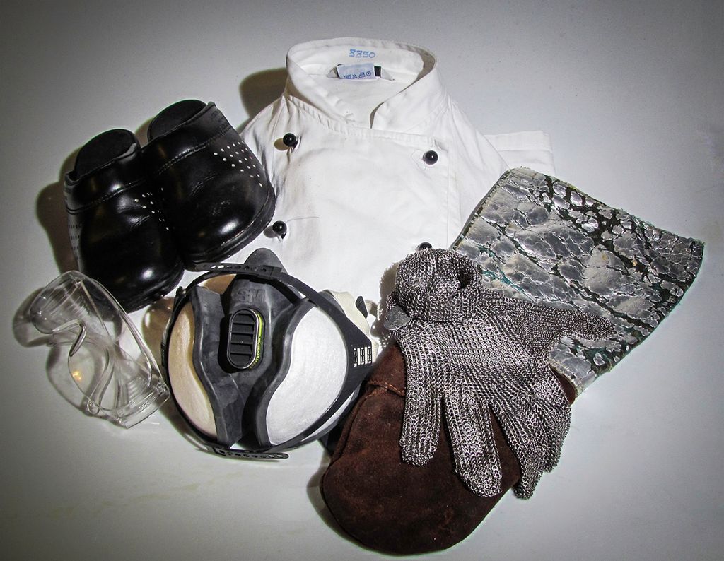 Kokkejakke, åndedrettsvern, vernebriller, kokkesko, stålhanske og lærhanske. Foto.