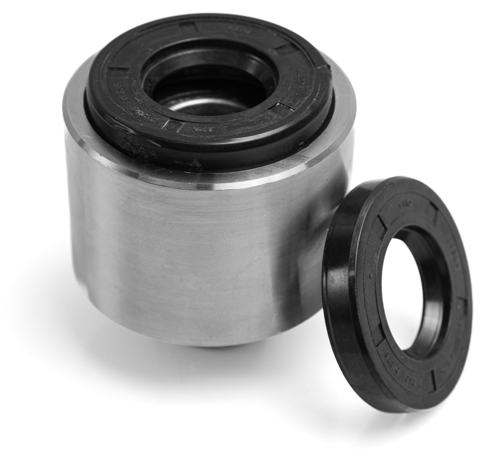 Stålsylinder og to gummiringer. Foto.