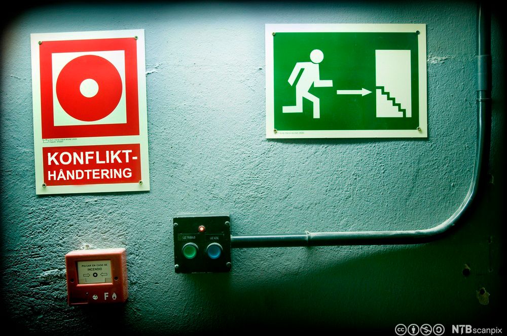 Konflikthåndtering og nødutgang. Illustrasjon.