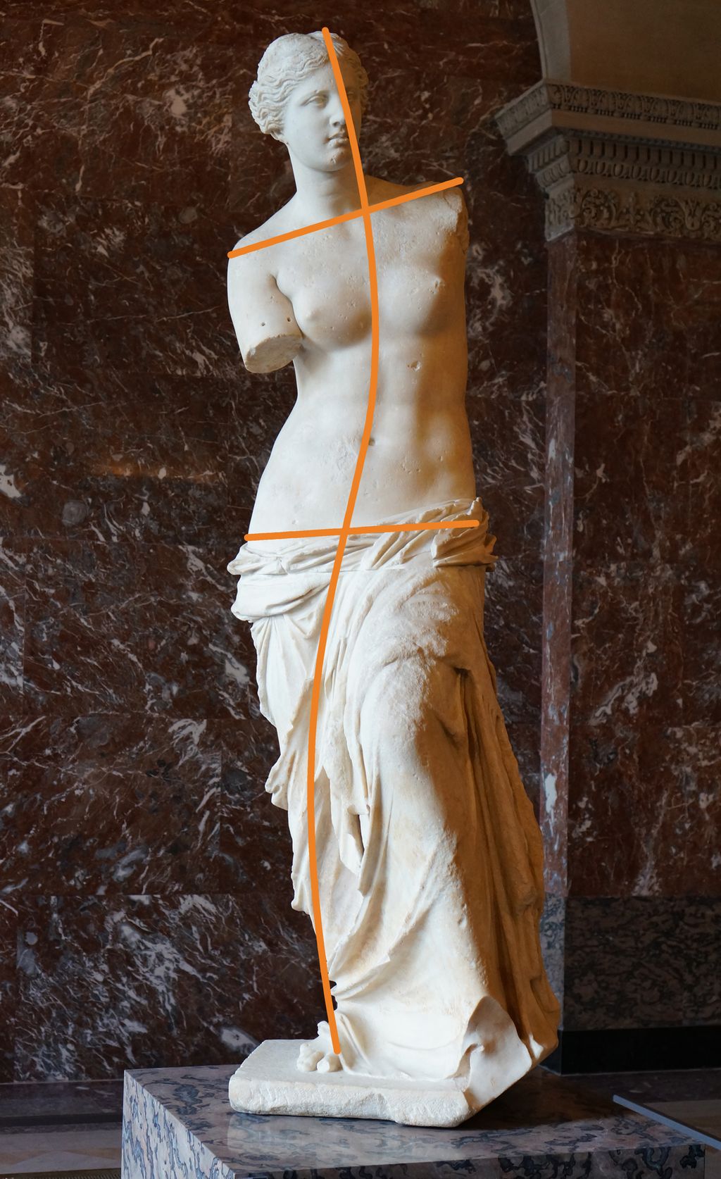 Statue av kvinne. Foto.