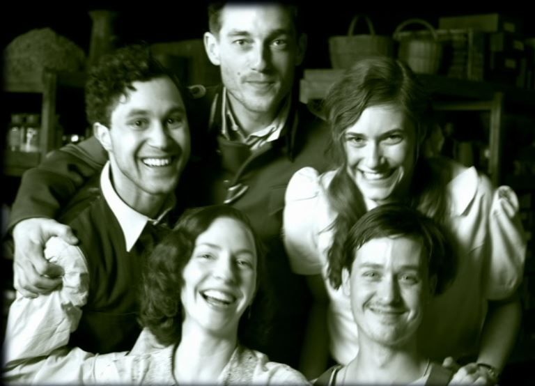 Gruppebilde av fem glade unge mennesker, to kvinner og tre menn. Svart-hvitt-foto. 