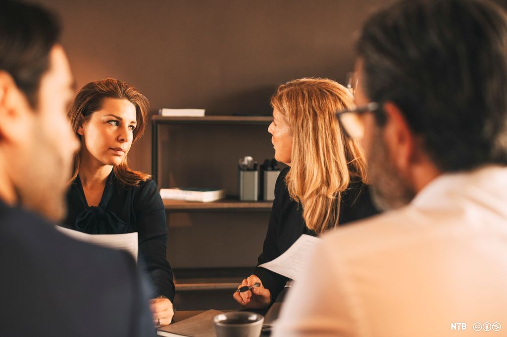 Fire kollegaer diskuterer. Foto.