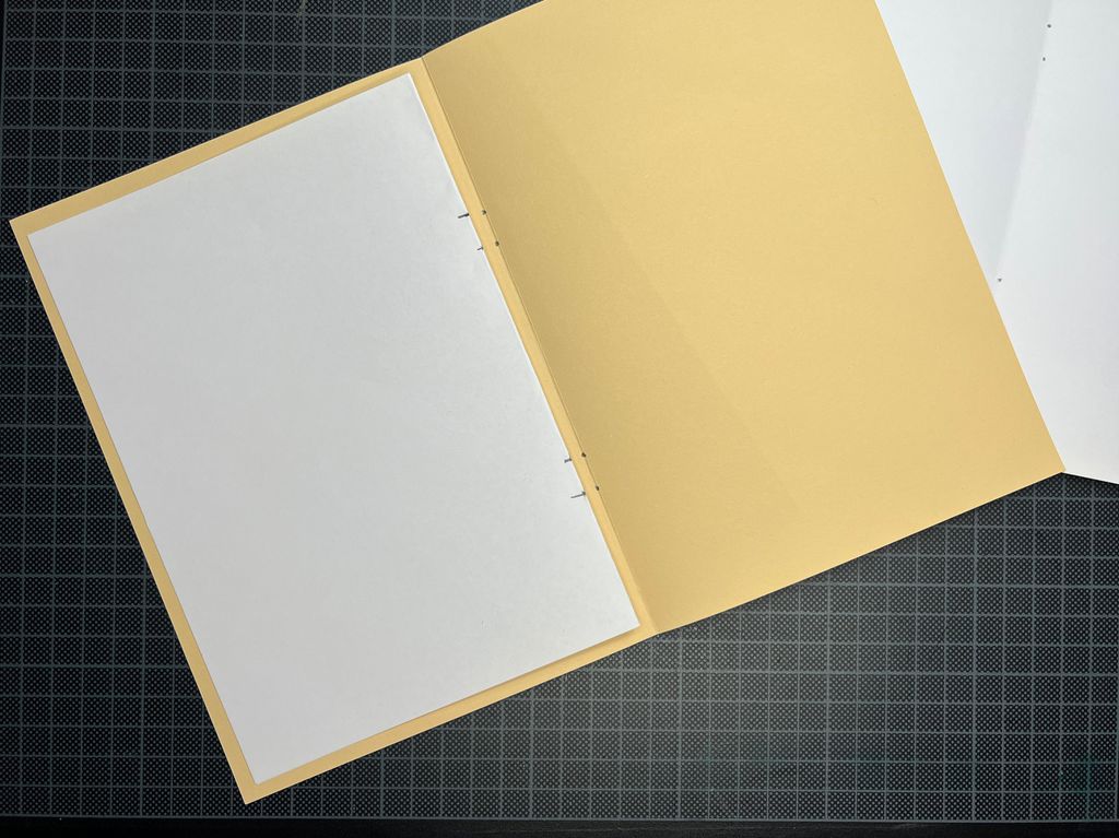 Et ark med brett ligger åpent. Foto.