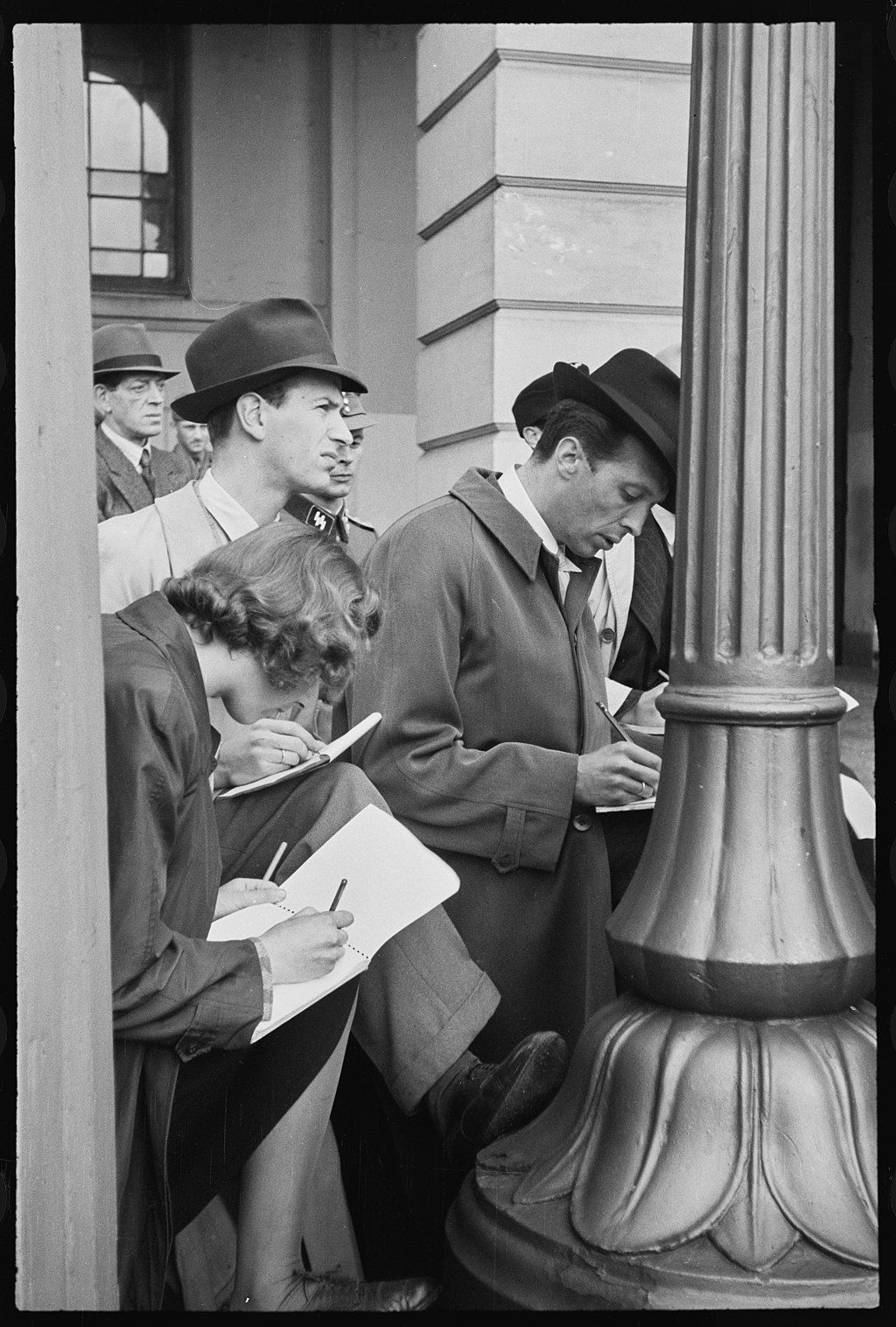 Norske journalister under andre verdenskrig, noterer mens de ser på germanske SS Norge paraderer på Slottsplassen, 6. mars 1944.