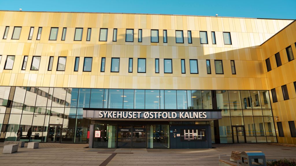 Inngangsparti på et sykehus. Over døra står det Sykehuset Østfold Kalnes. Foto.