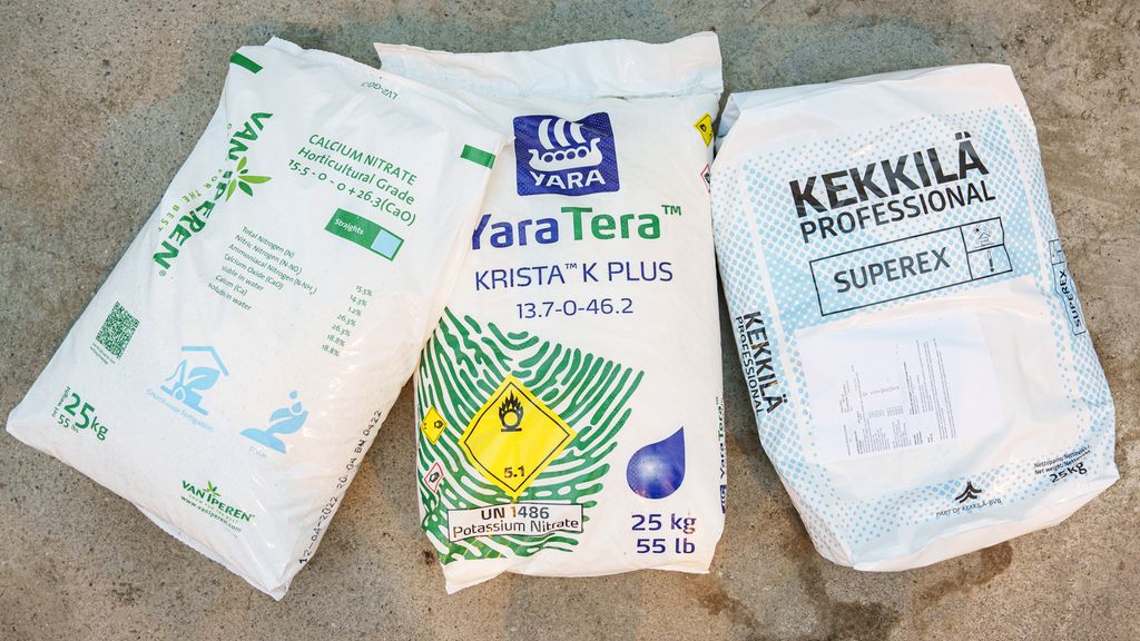 Tre sekker med forskjellig type gjødsel. Foto.