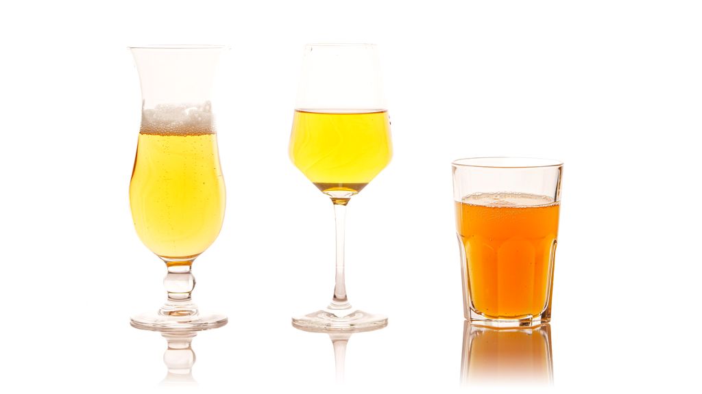 Et pintglass, et vinglass og et melkeglass fylt med ulike typer sider. Foto.