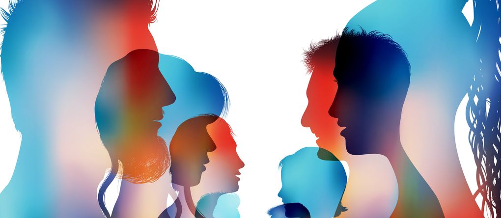 Gruppe med fargede silhuetter av personer som snakker sammen. Illustrasjon.