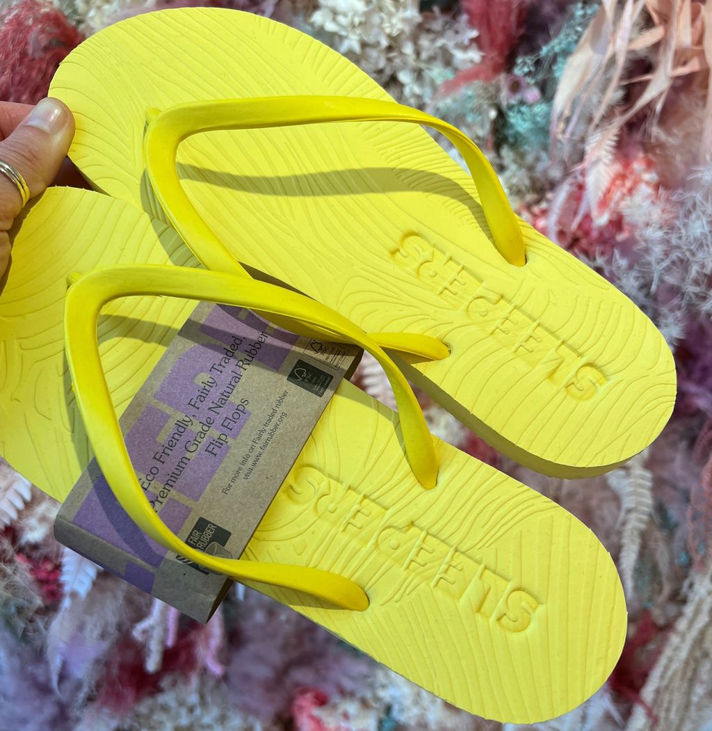 Et par gule slipperser av merket Sleepers. Foto.