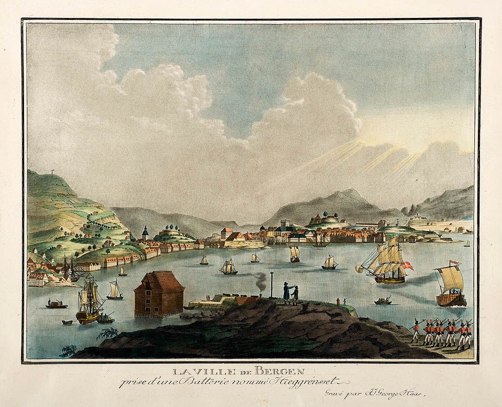 Bergen sett fra Hegreneset, ca. 1800. I bakgrunnen er det brygger, og på fjorden er det skip. I forgrunnen er det noen mennesker og soldater. Illustrasjon.