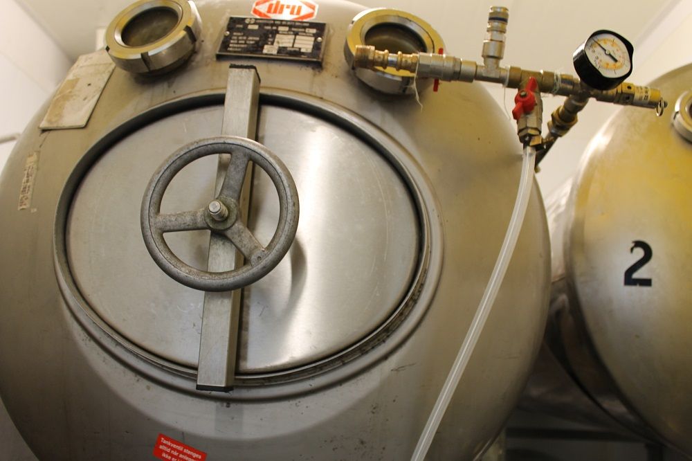 Liten tank til å lagre øl på. Foto.