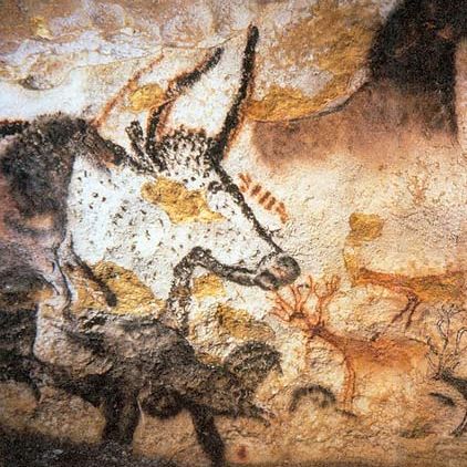 En okse og flere andre dyr malt på en grottevegg. Illustrasjon.