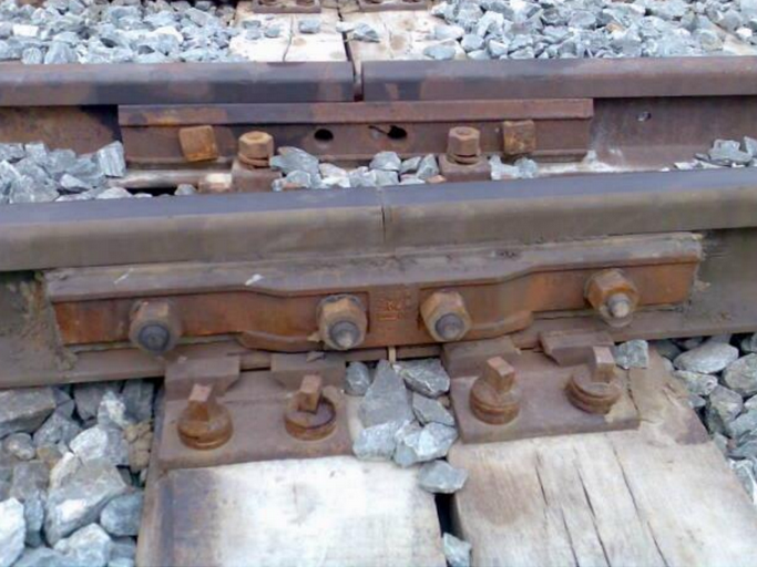 Jernbaneskinner med lask. Foto.