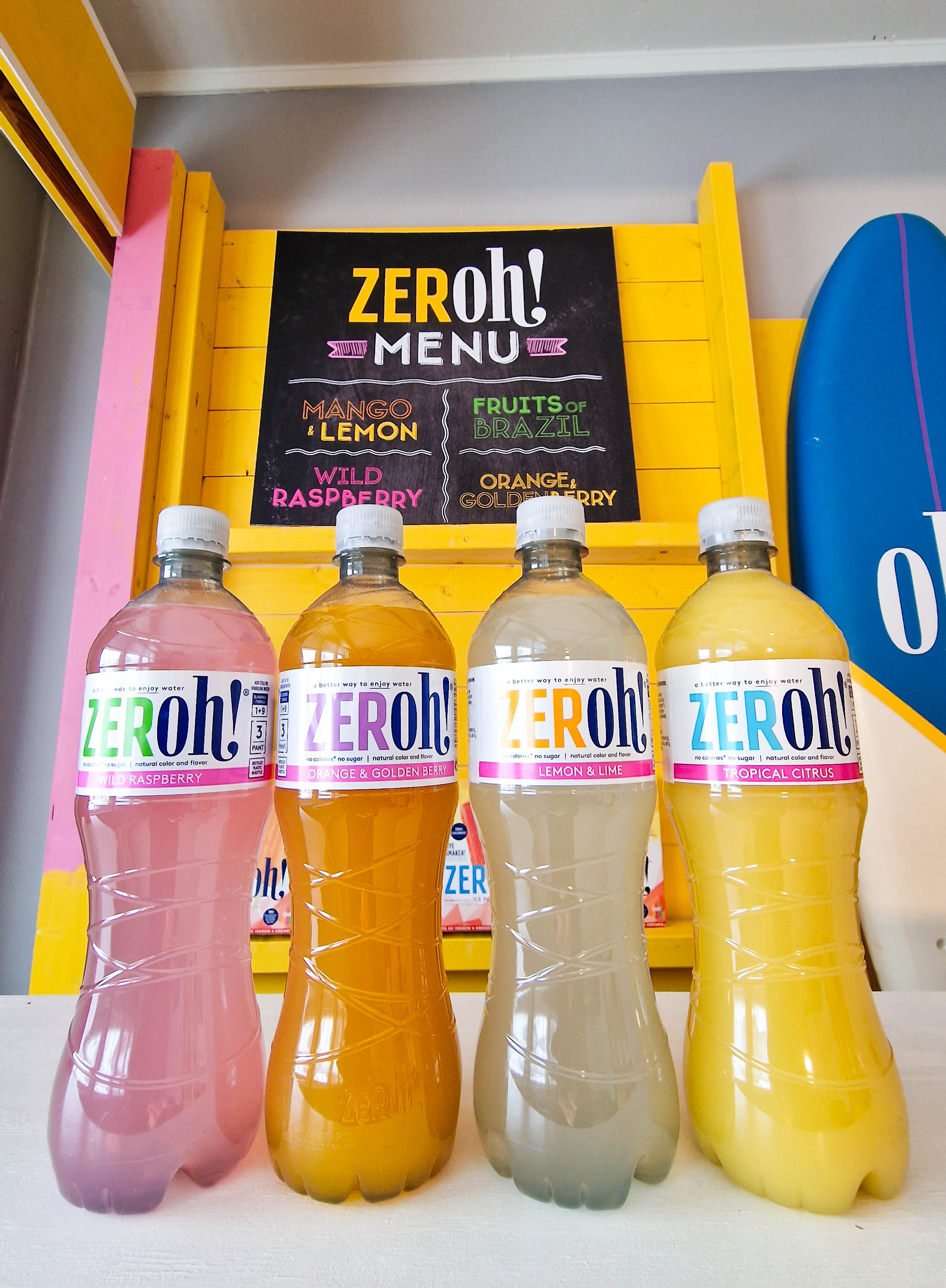 Fire flasker med ulike farger på innholdet. På etikettene står det ZERoh! Foto.