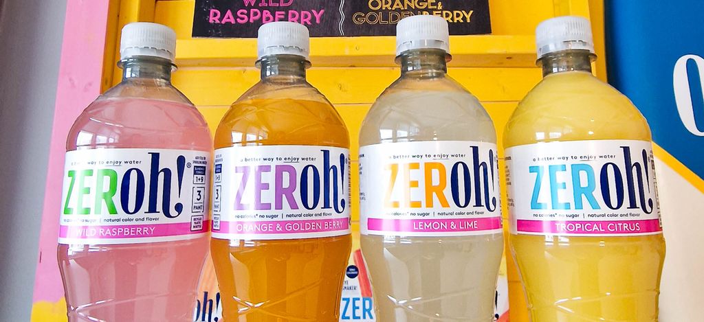 Fire flasker med ulike farger på innholdet. På etikettene står det ZERoh! Foto.