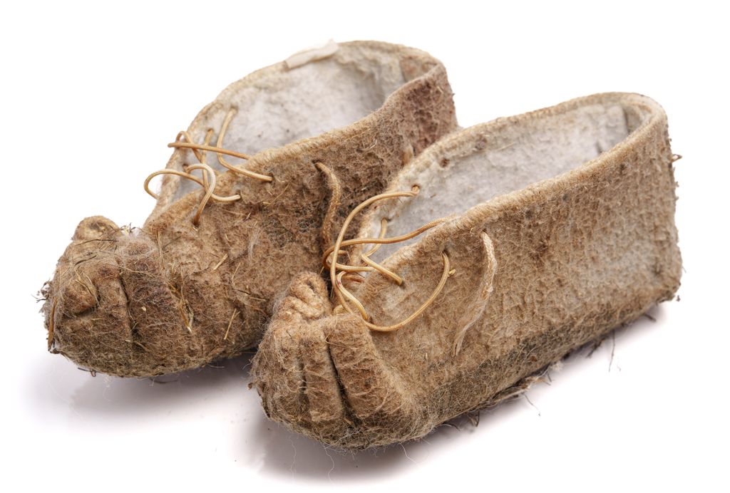 Et par tøffelliknende sko av ull. Foto.