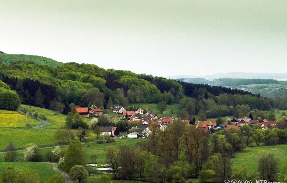 Bygd omgitt av grønt landskap i Bayern, Tyskland. Foto.
