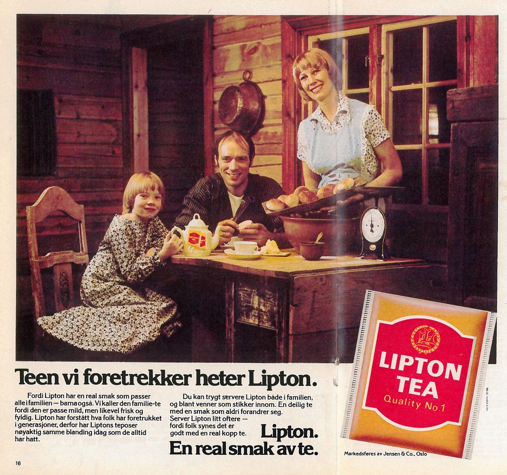 Reklame for Lipton te fra 1976. En familie sitter rundt et bord og drikker te. Foto. 
