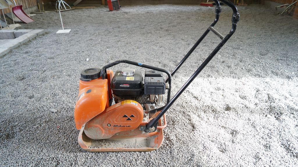 Hoppetusse på grus. Foto.