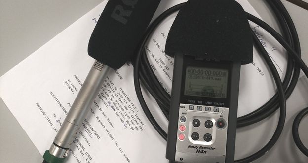 Manus, mikrofon oglydopptaker. Foto.