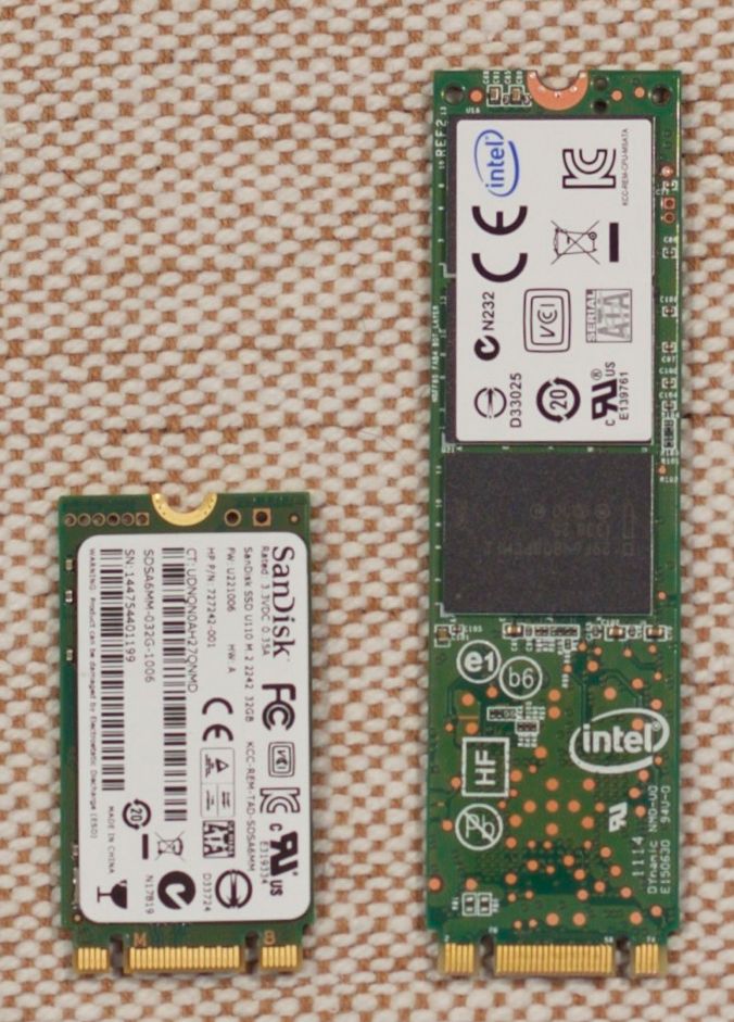 Fire små kretskort eller SSD-er, tre av dem har en lik M.2-kontakt. Foto.