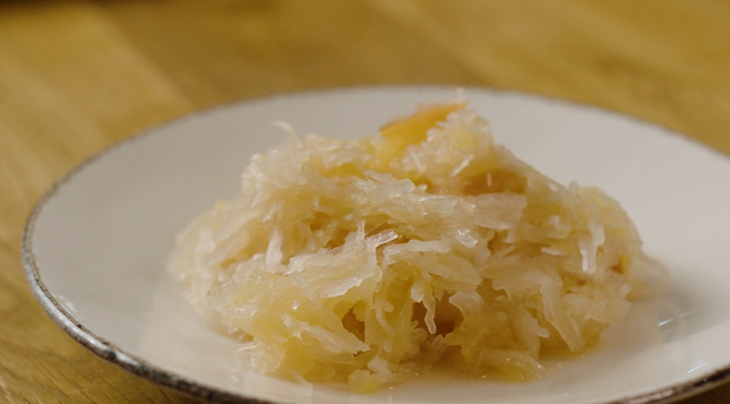 Surkål anrettet på en hvit tallerken. Foto.