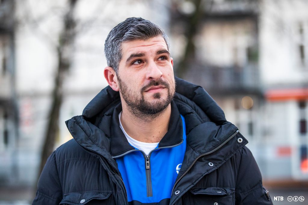 Portrett av programleder Leo Ajkic  med åpen boblejakke. Foto. 