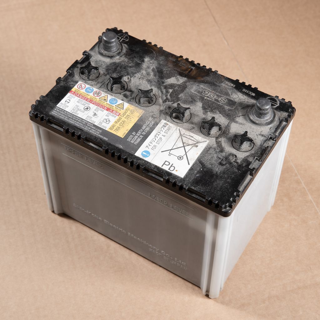 12 volts bilbatteri. Foto.