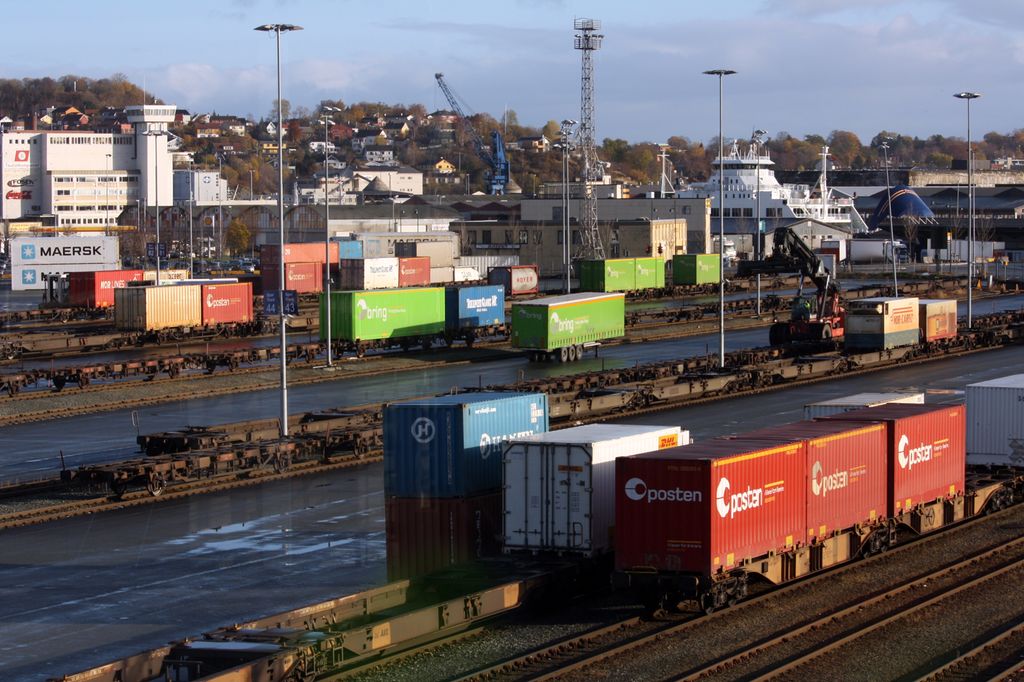 På biletet ser vi konteinarar som står på jernbanevogner og er klare til å bli lasta om til lastebilar eller skip. Foto.