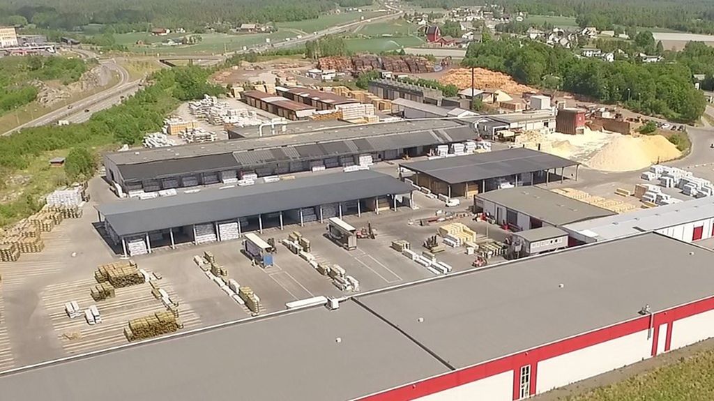 Foto av industriområdet til ein trelastprodusent.