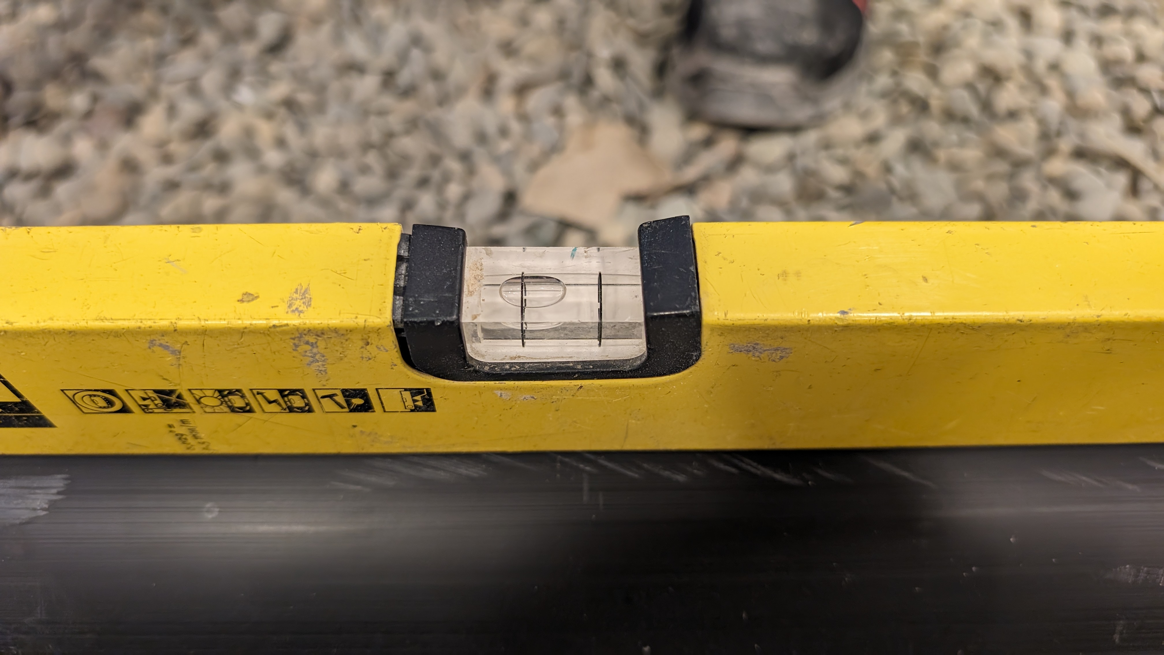 Avlesning av vater der vaterbobla er til venstre for området mellom strekene. Foto.