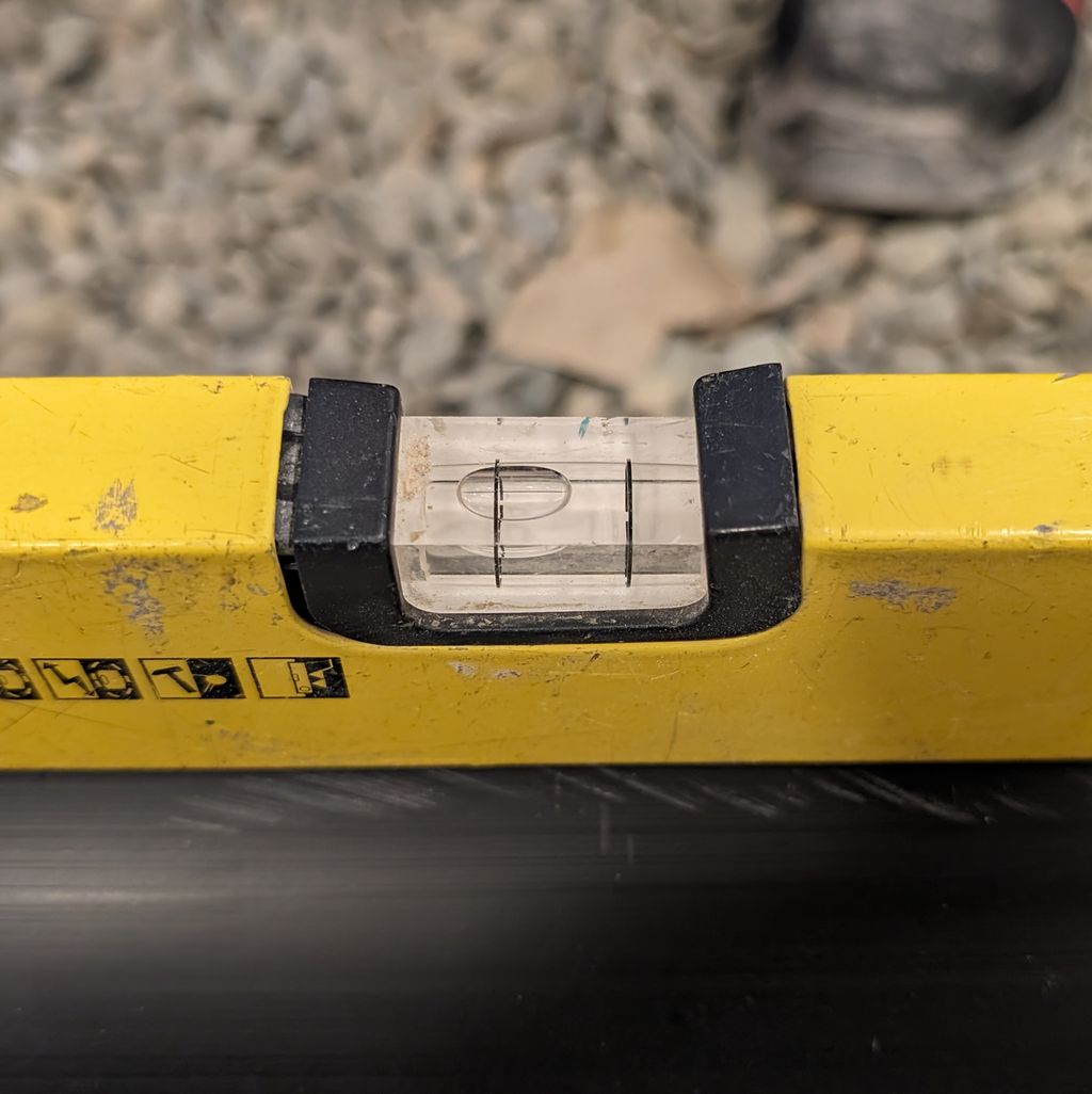 Avlesning av vater der vaterbobla er til venstre for området mellom strekene. Foto.