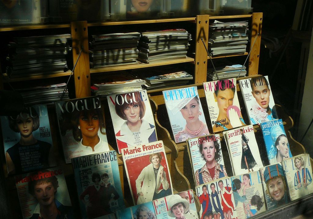 Magasinforsider i et vindu (fransk). Bilde.