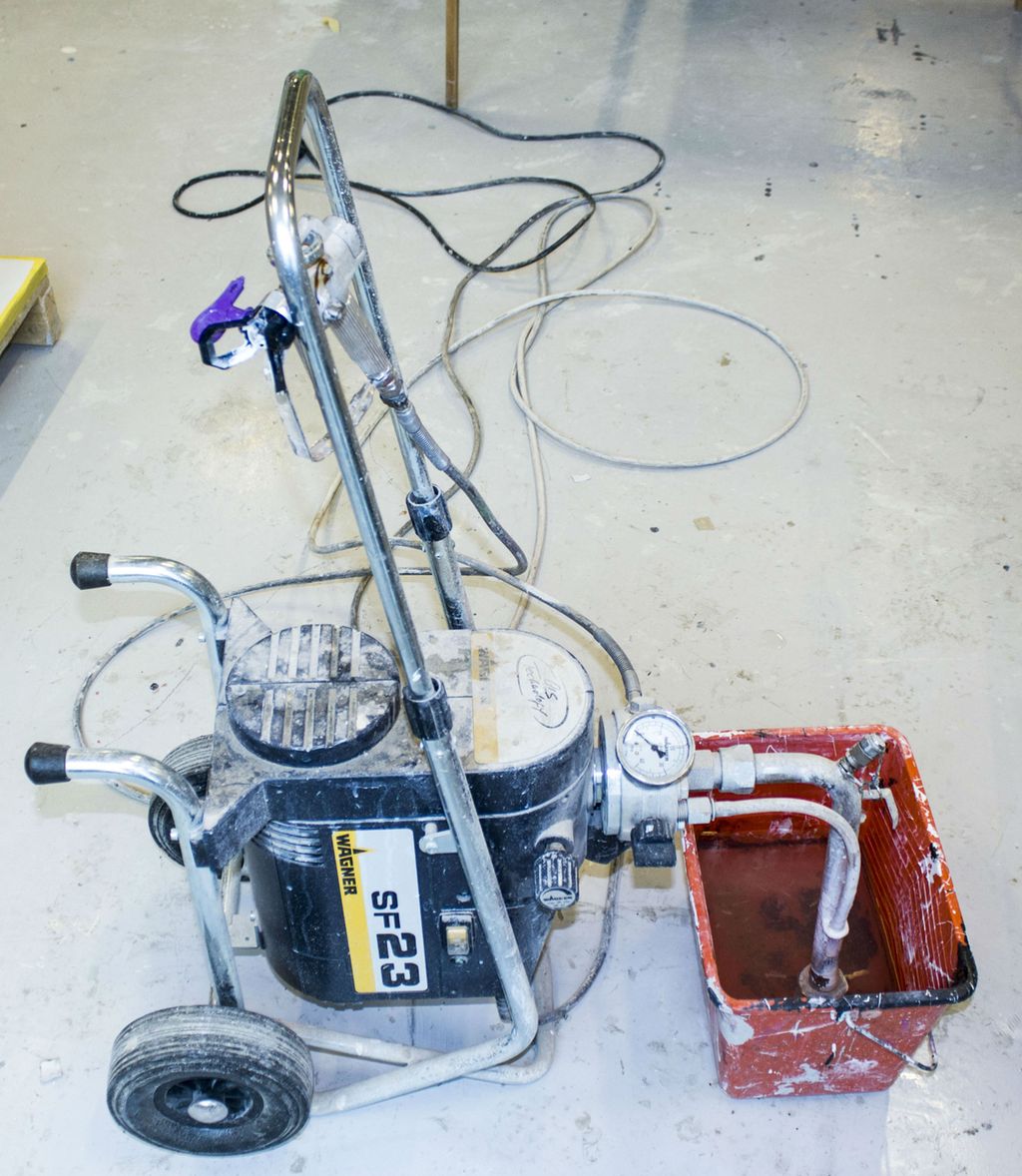 Malersprøyte med kar. Foto.