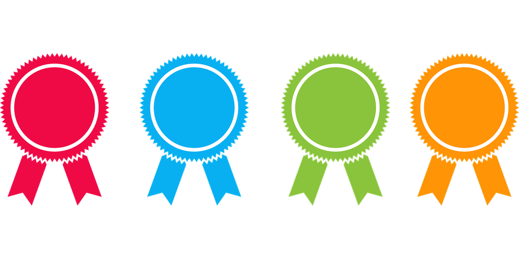 Utmerkelser i form av sløyfe-emblem i forskjellige farger på en rekke. foto.