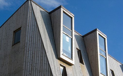 Hus laget av massivtre. Foto.