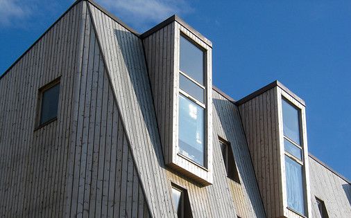 Hus laga av massivtre. Foto.