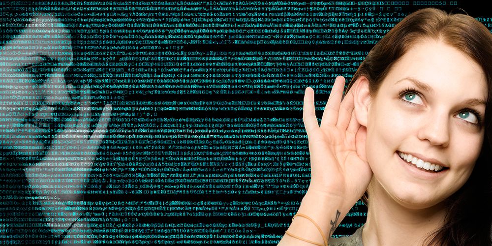 Ei jente kviskrar, og ei anna jente lyttar. Mot den svarte bakgrunnen er det ein masse kodetekst i lysegrøn skrift. Kollasj.