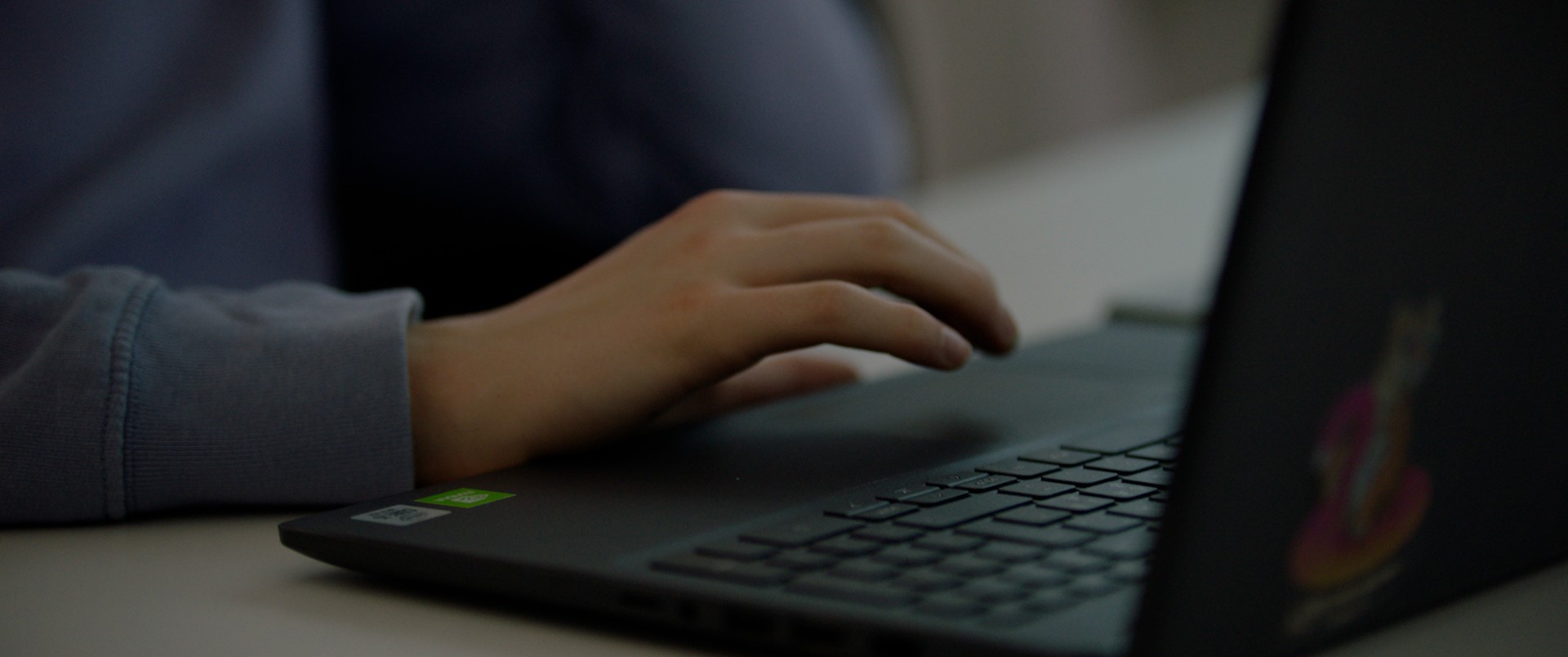 En hånd på et tastatur. Foto.