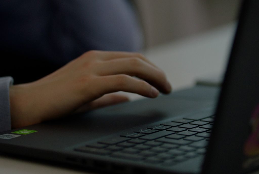 En hånd på et tastatur. Foto.