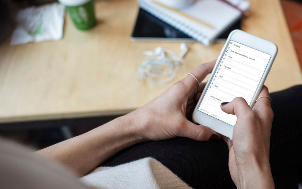 Kvinne scrollar på mobiltelefon med rapportgenerator. Foto