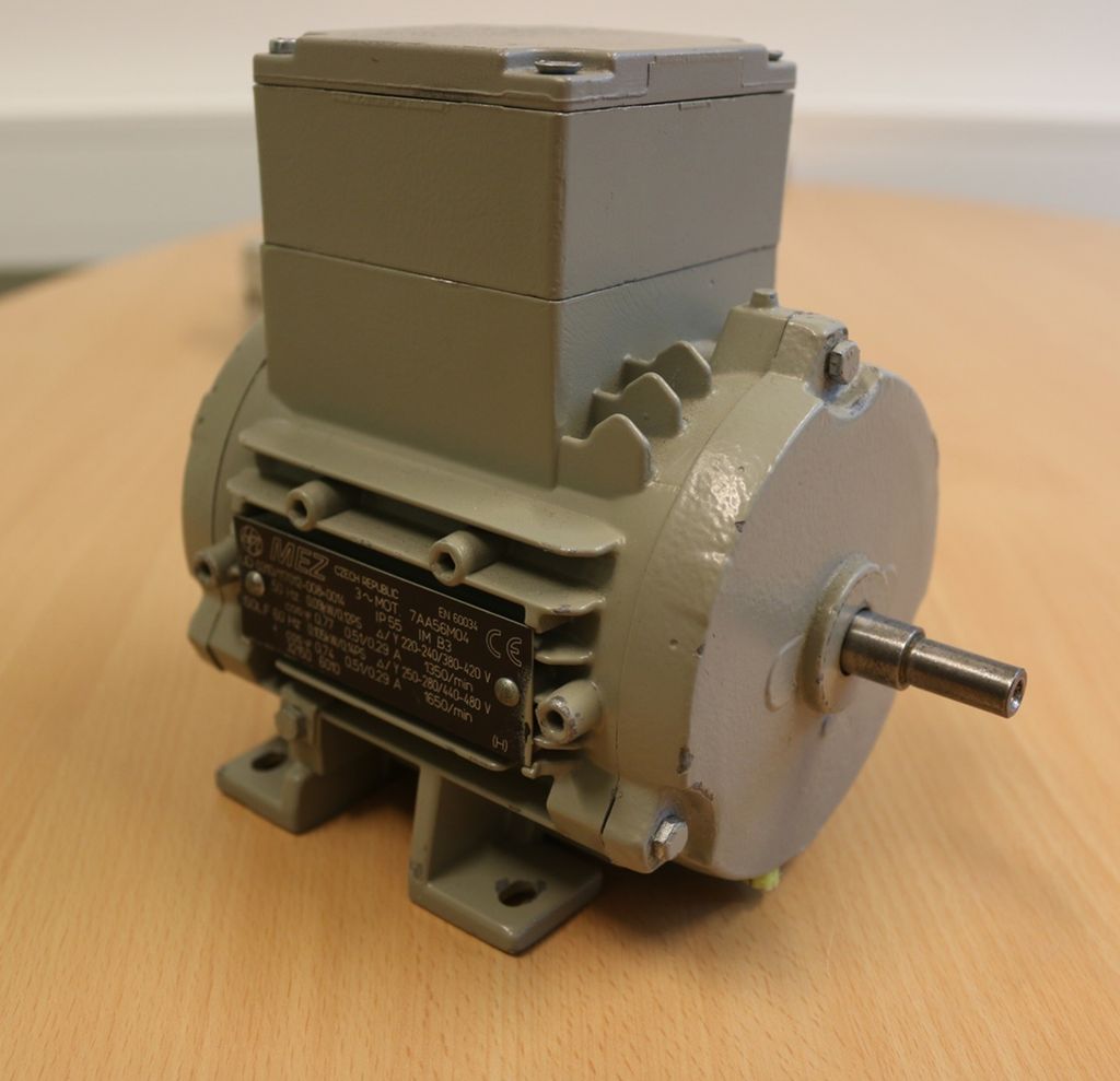 En motor som står på et bord. Foto.