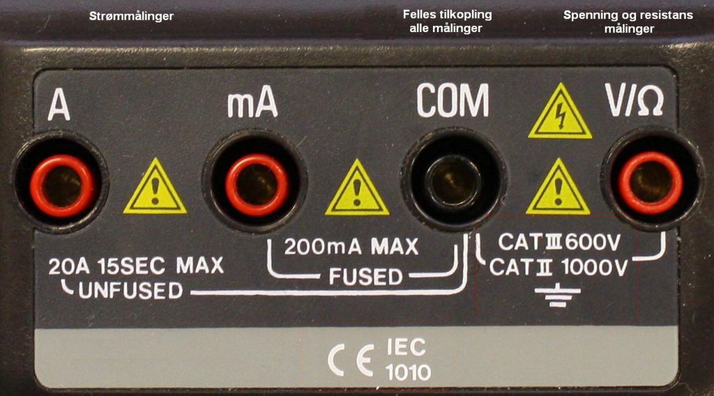 Når vi skal bruke multimeteret skal den svarte kabelen alltid stå i den svarte COM-porten. Ved spenningsmåling skal den røde kabelen stå i porten til høyre (V/Ω). Foto.