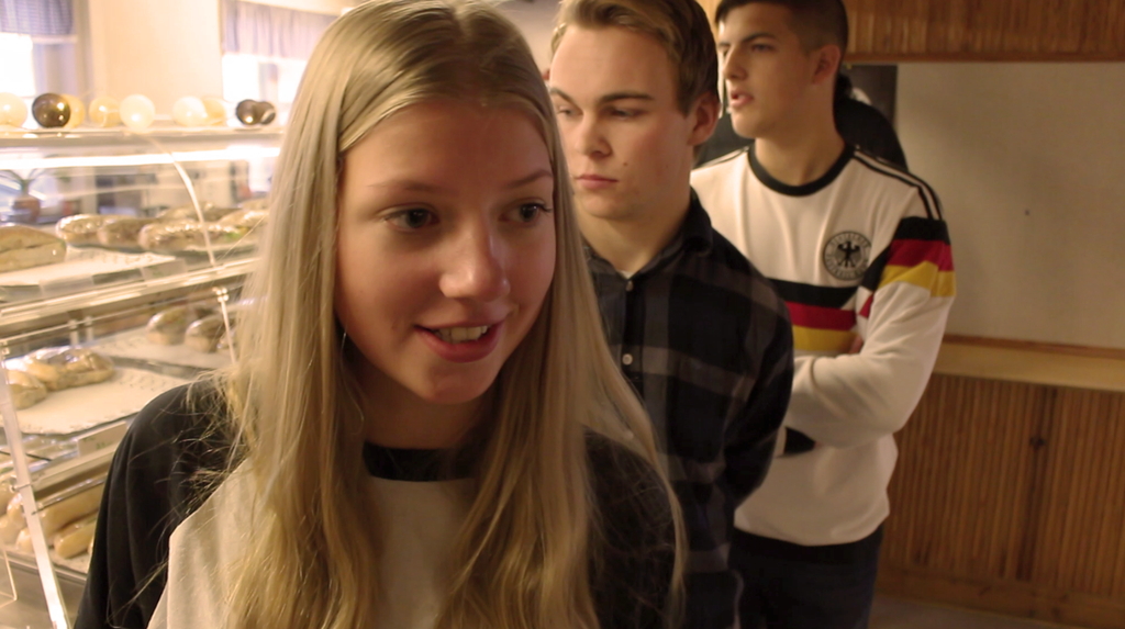 Elever i kø i skolekantina. Foto.