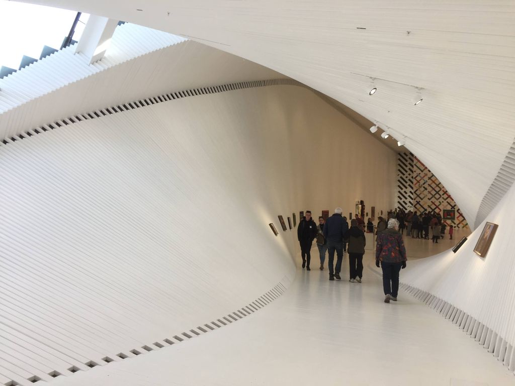 Kunstgalleri med hvite vegger som er vridd i uvanlige vinkler. Foto.