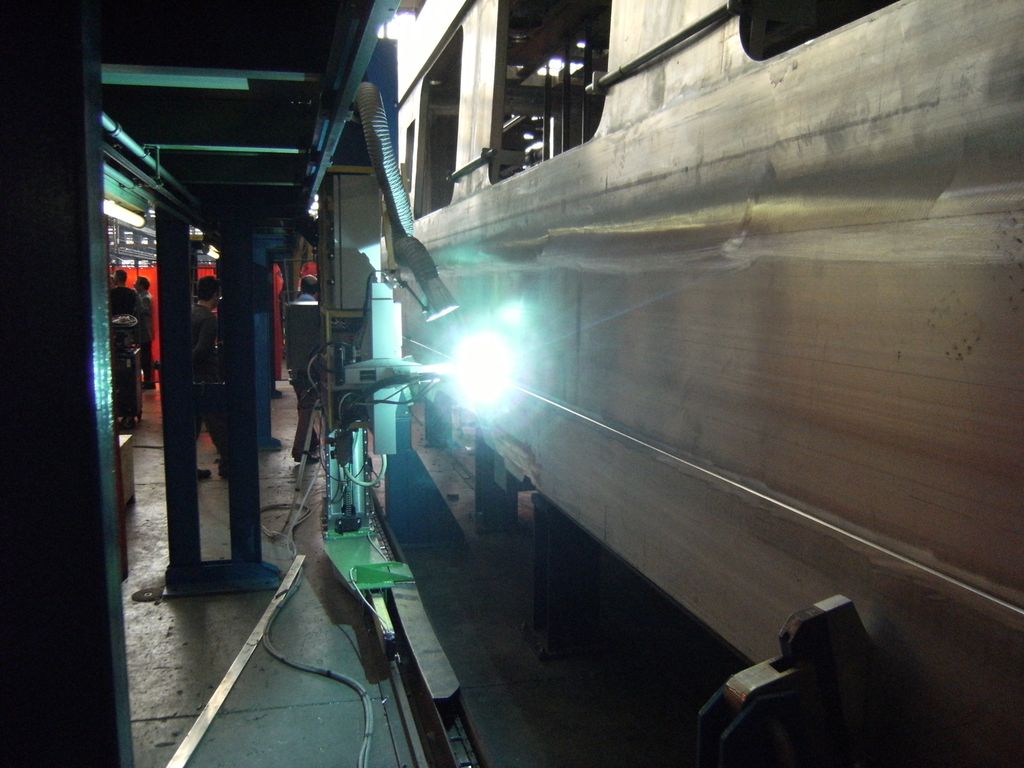 Robot som lasersveiser ei lang båtside. Foto